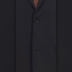 Dettaglio giacca da divisa uomo elegante, due bottoni, vestibilità taglio sartoriale, completo con pantalone, colore nero, tessuto lana poliestere, antipiega